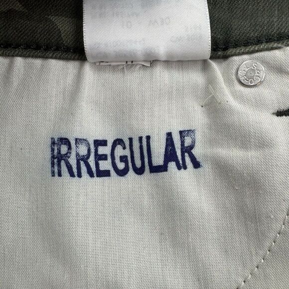 Signature Levi Strauss Gold Mid-Rise Camo Cutoff Shorts Women’s 10 W30 - Picture 10 of 10